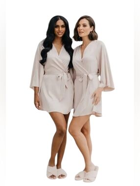 Le Rose Stories Willow Petal Hem Satin Robe *NWT*